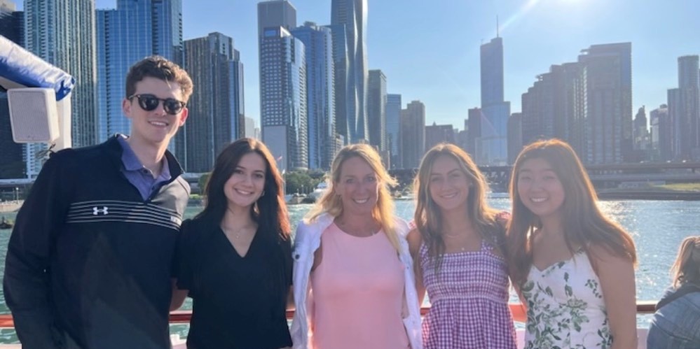 Des stagiaires de Minitab debout devant la rivière Chicago et les gratte-ciels de Chicago